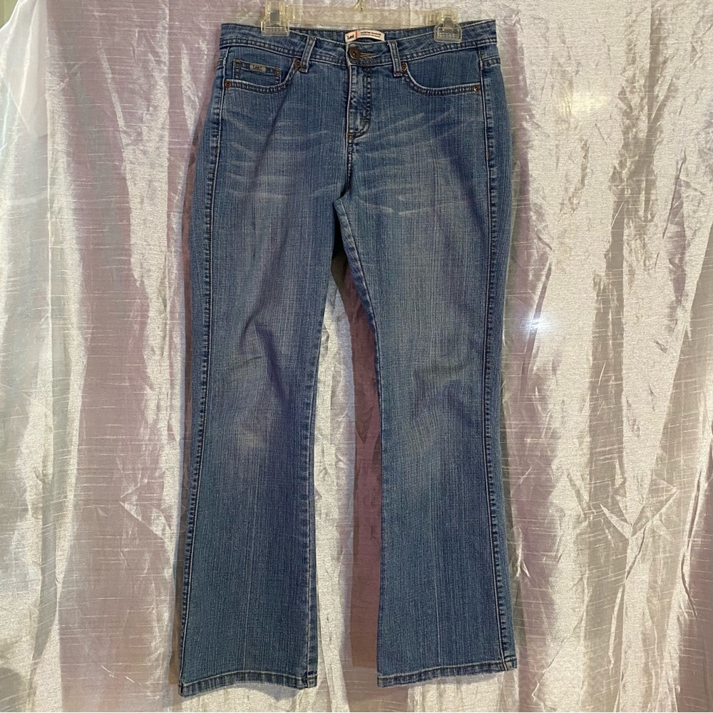 Lee Midrise Bootcut SZ 8 Medium, GUC, stretch, distressed, lower on the waist